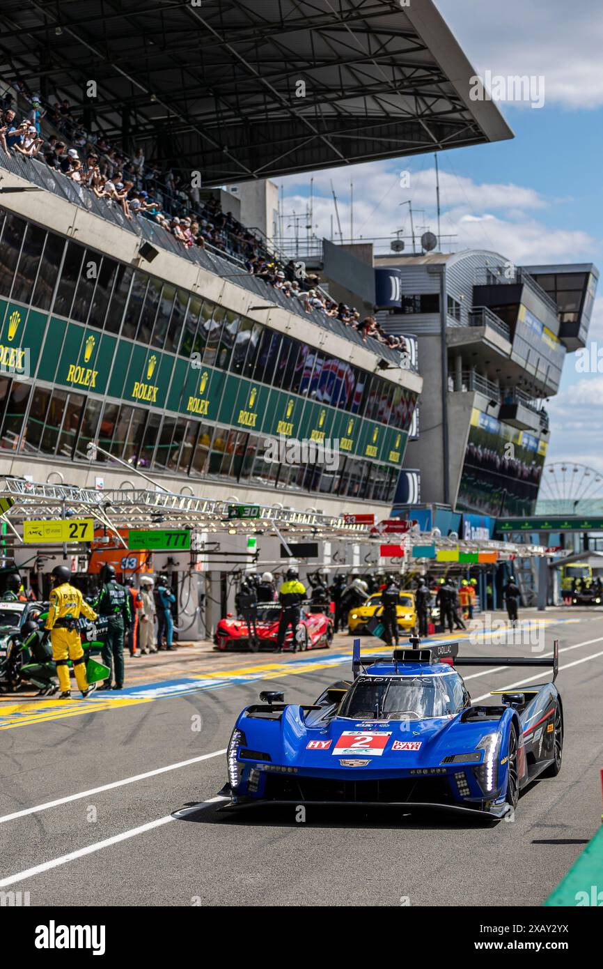 Le Mans, Frankreich, 09. Juni 2024 #2 Cadillac Racing (USA) Cadillac V-Series. R (HY) - Earl Bamber (NZL) /Alex Lynn (GBR) /Alex Palou (ESP) während der 92. Ausgabe der 24 Stunden von Le Mans, 4. Runde der FIA WEC World Endurance Championship 2024, Test Day, Circuit des 24H du Mans, 9. Juni 2024 in Le Mans, Frankreich. Foto Kristof Vermeulen/MPS Agentur Credit MPS Agentur/Alamy Live News Stockfoto