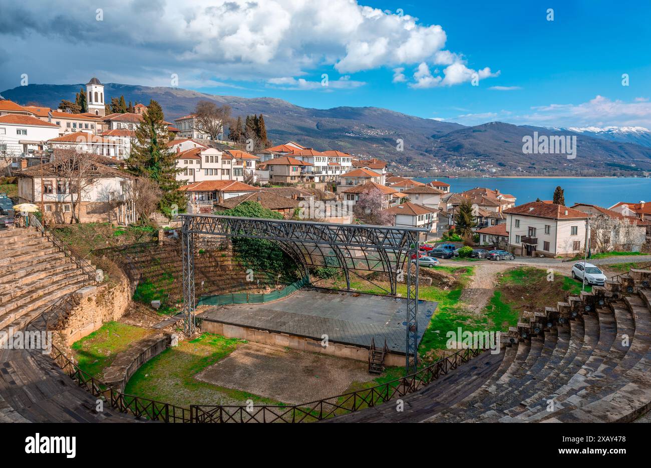 Das antike Theater in Ohrid, Nordmakedonien mit der Altstadt und dem See im Hintergrund Stockfoto