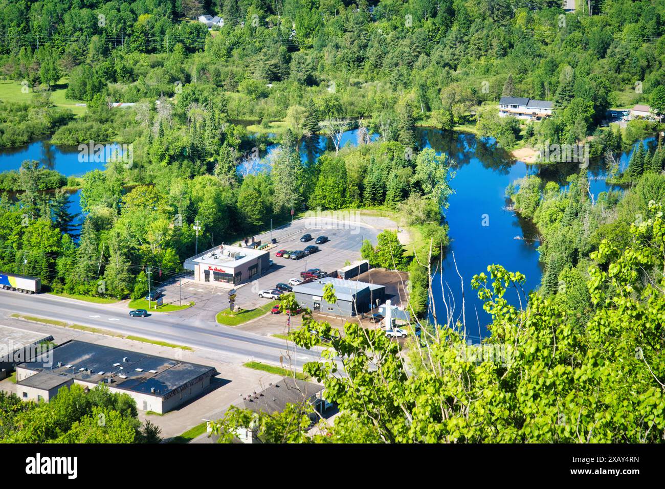 Bancroft, Ontario/Kanada: 31. Mai 2024: Panoramablick vom Eagle's Nest Lookout, einschließlich York River Valley und Tim Horton's Cafe an der Hastings Street No Stockfoto
