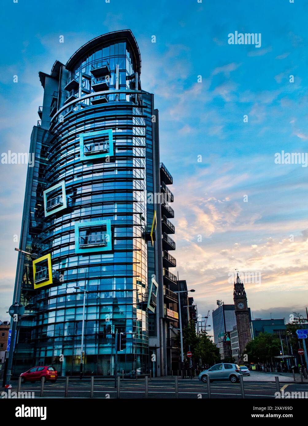 Belfast, Großbritannien, 11. August 2020. Gebäude im Stadtzentrum von Belfast während des Sonnenuntergangs. Stockfoto