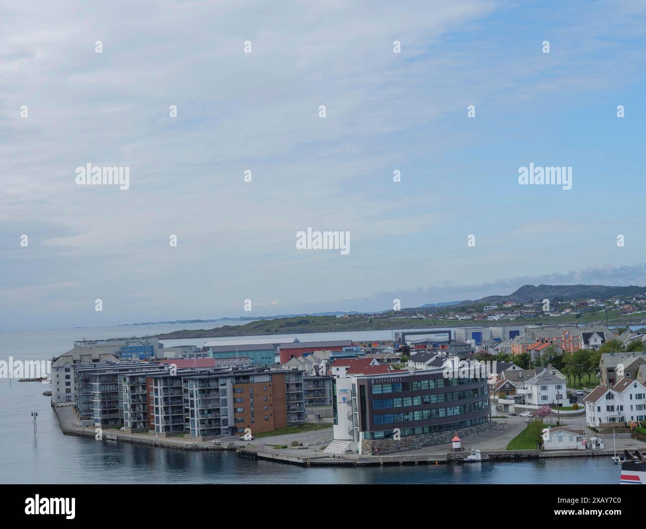 Moderne Küstenstadt mit Wohngebäuden am Wasser und herrlichem Blick auf das Meer und die Küste, Haugesund, norwegen Stockfoto