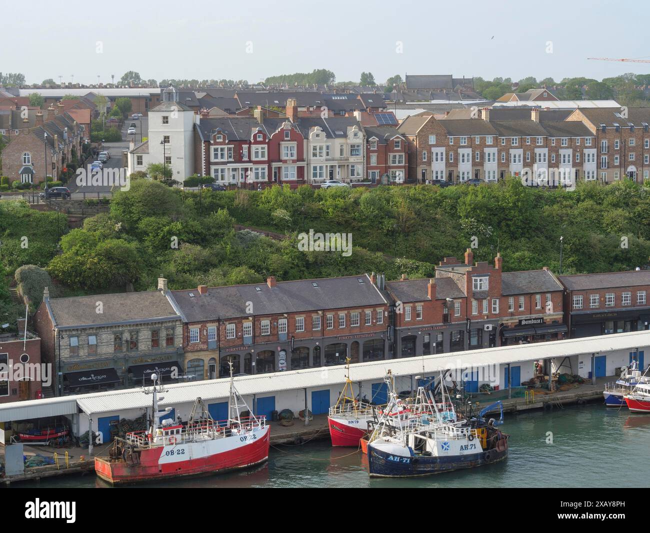 Ein Viertel mit Hafen, Fischerbooten und traditionellen Häusern, Newcastle, England, Großbritannien Stockfoto