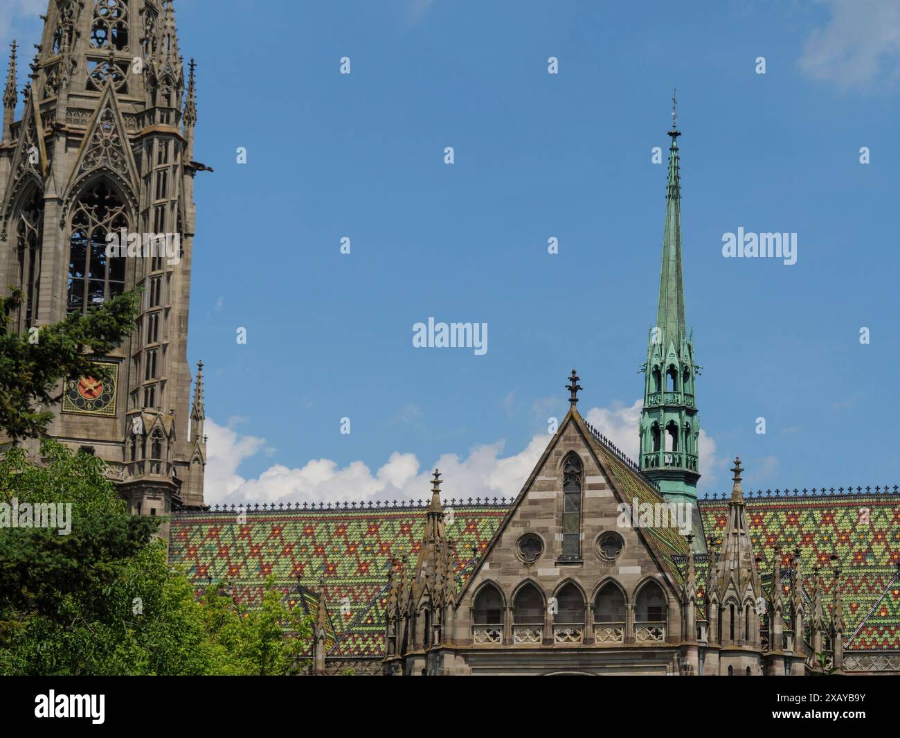Gotische Kathedrale mit detailliertem Turm und bunten Ziegeln unter blauem Himmel, speyer, Deutschland Stockfoto