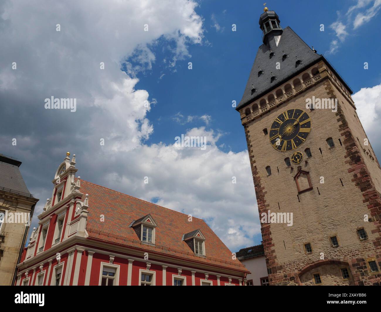 Historisches Gebäude mit großem Glockenturm und farbenfroher Fassade unter blauem Himmel, speyer, Deutschland Stockfoto