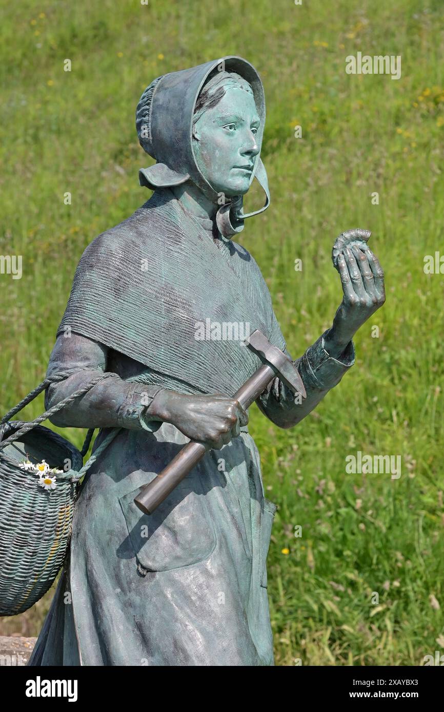 Devon, Großbritannien. Juni 2024. Mary Anning Rocks Statue wird als Touristenattraktion in Lyme Regis East Devon gesehen. Pionierarbeit für den Fossilienjäger des 19. Jahrhunderts. Bildnachweis: Robert Timoney/Alamy Live News Stockfoto