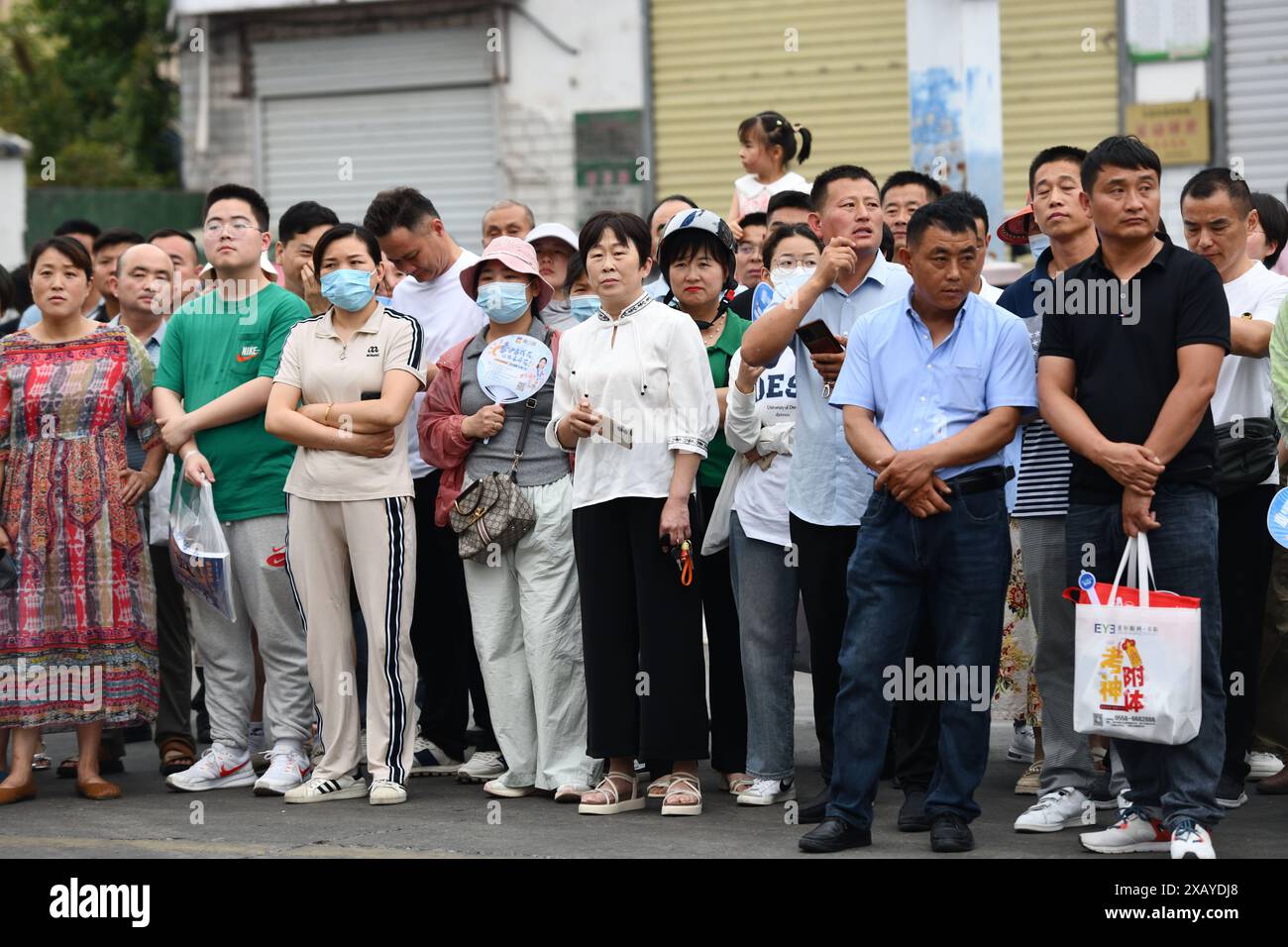 Fuyang, China. Juni 2024. Die Eltern warten am zweiten Tag der Aufnahmeprüfung für das chinesische College 2024 vor dem Testzentrum der Hongqi Middle School in Fuyang, Provinz Anhui, auf ihre Kinder. Die Zahl der Bewerber für die nationale Aufnahmeprüfung Chinas 2024 erreichte einen Rekordhoch von 13,42 Millionen, 510.000 mehr als im Vorjahr. (Foto: Sheldon Cooper/SOPA Images/SIPA USA) Credit: SIPA USA/Alamy Live News Stockfoto