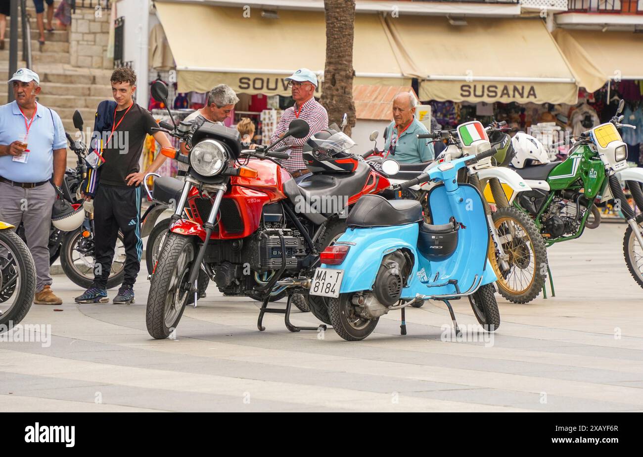 Reihe klassischer Motorräder auf einer jährlichen Veranstaltung für klassische Motorräder in Mijas, Andalusien, Spanien. Stockfoto
