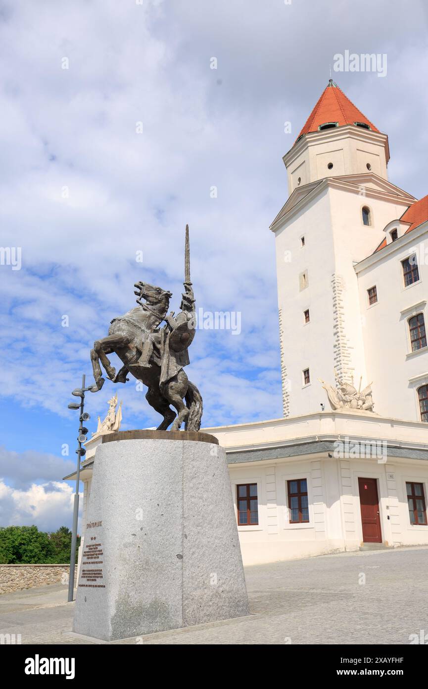 Schloss Bratislava, Slowakei, 23-05-24. Bronzestatue des Königs Svatopluk vor der Burg von Bratislava (9.-18. Jahrhundert), das war Stockfoto