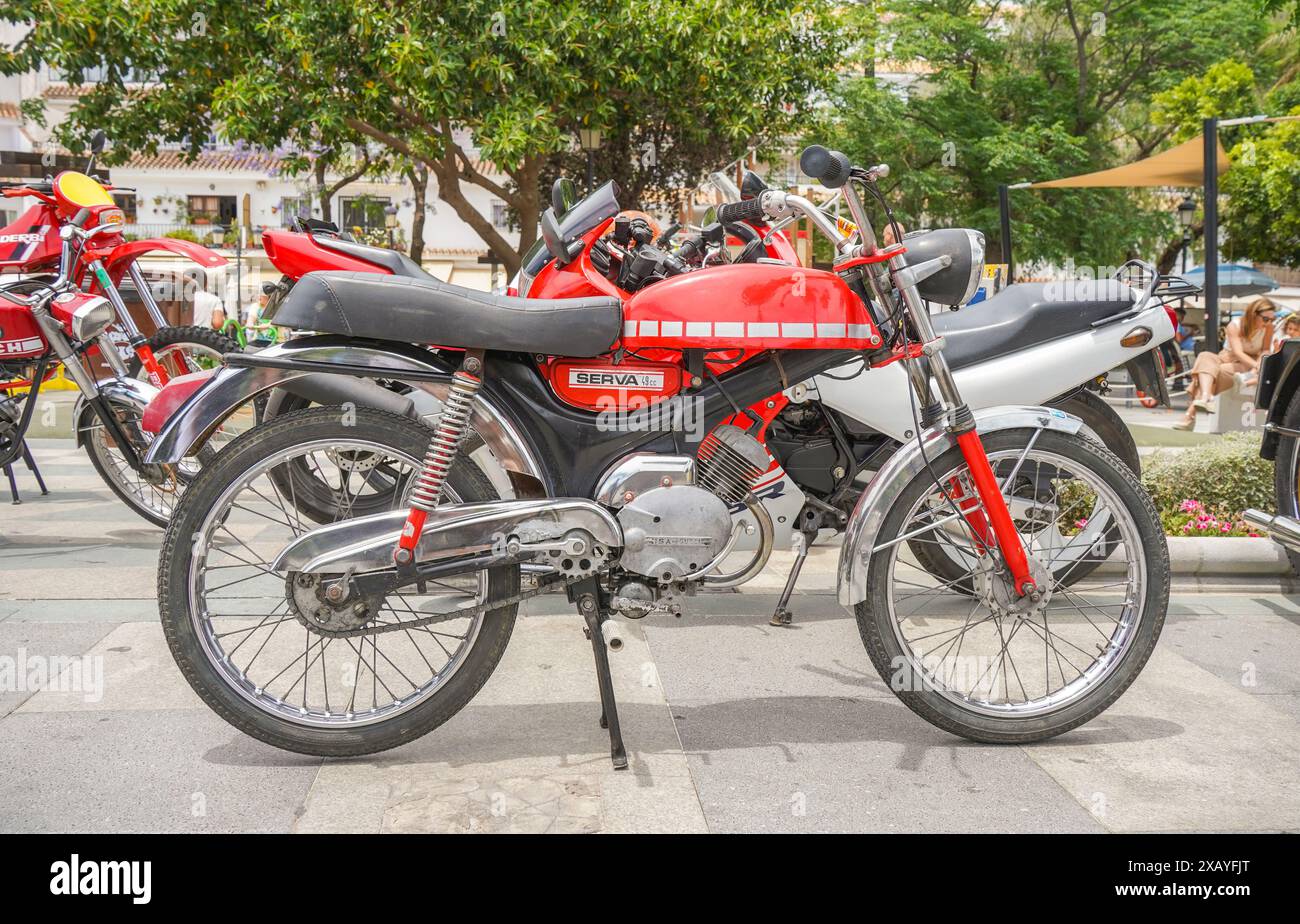 Klassisches Motorrad Motorhispania Guzzi Serva 49 ccm auf einem jährlichen Classic Motorrad Meeting in Mijas, Andalusien, Spanien. Stockfoto