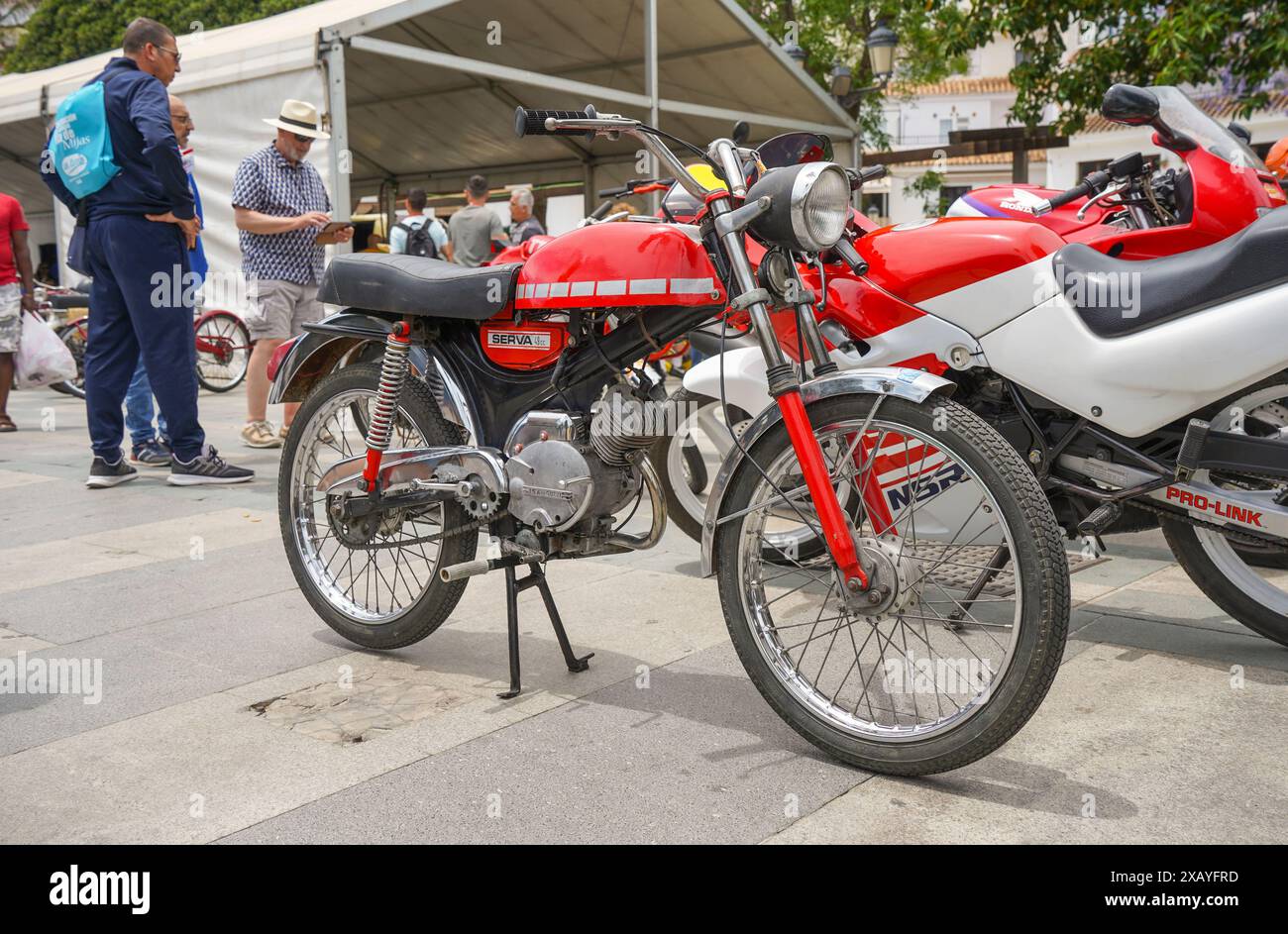 Klassisches Motorrad Motorhispania Guzzi Serva 49 ccm auf einem jährlichen Classic Motorrad Meeting in Mijas, Andalusien, Spanien. Stockfoto