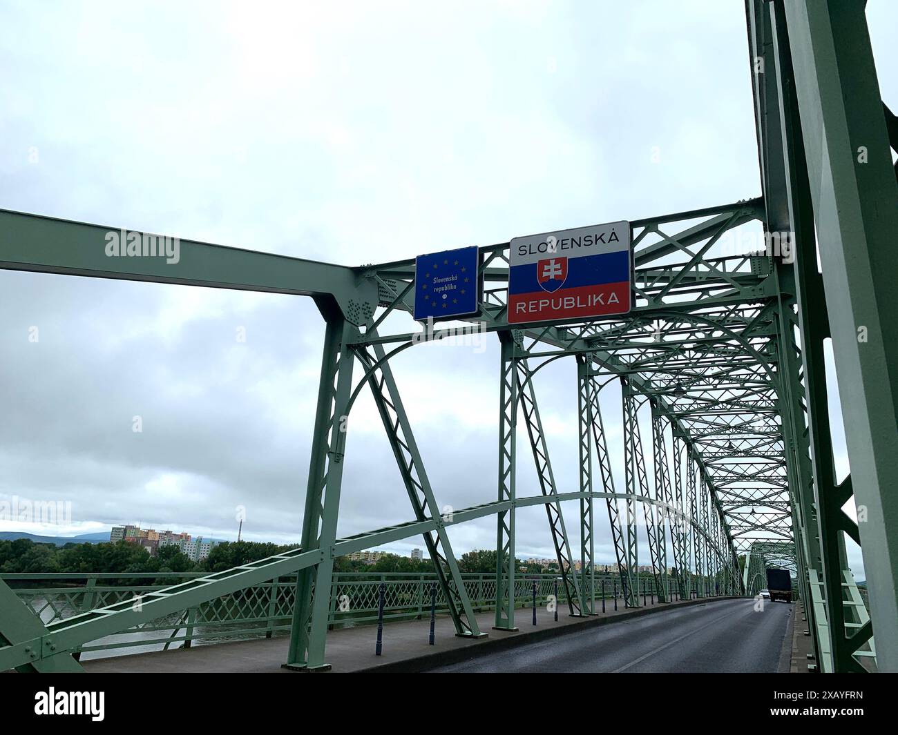 Die Grenze zwischen Ungarn und der Slowakei befindet sich auf einer Hängebrücke in Ezstergom - Ungarn Stockfoto