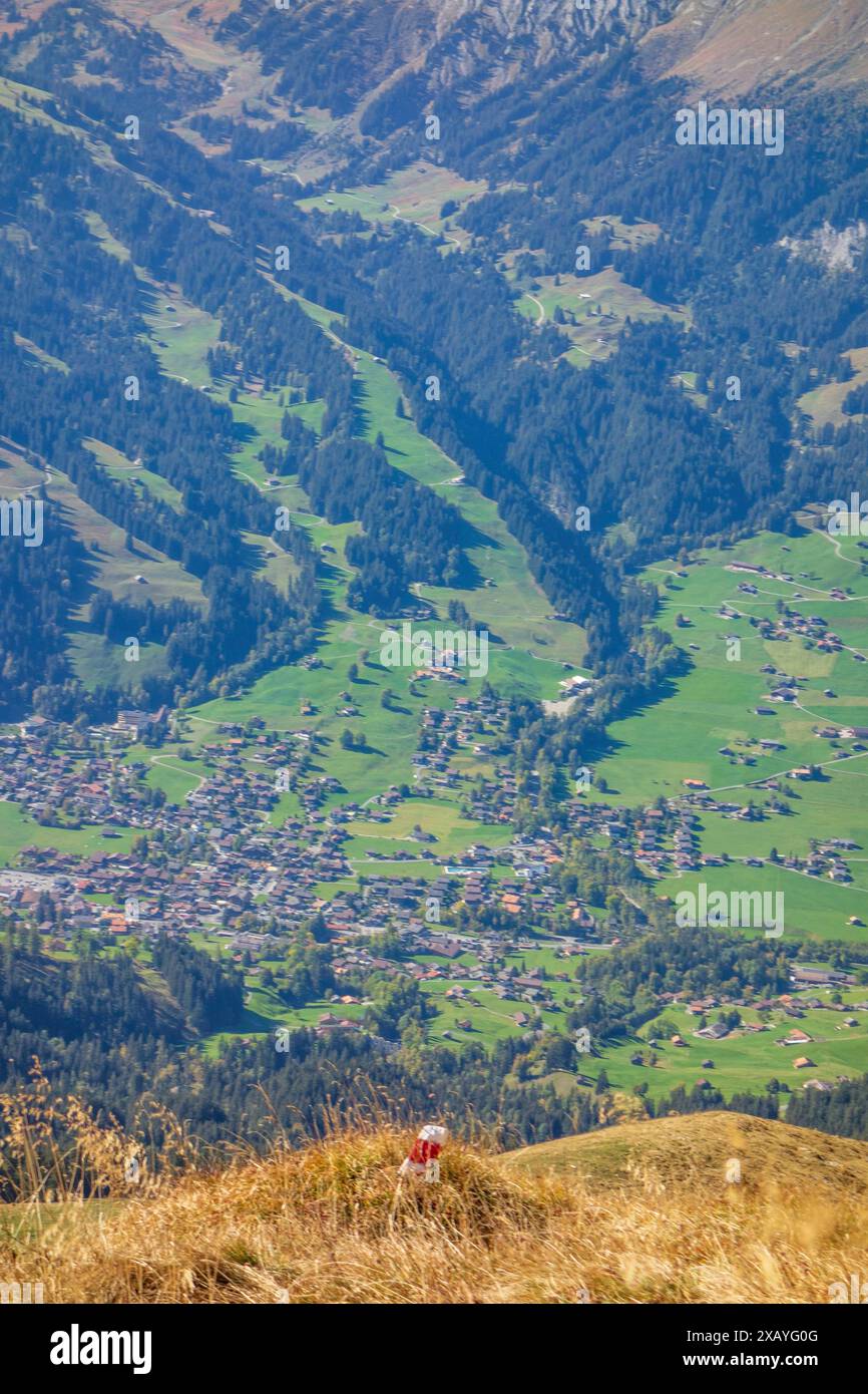 Ein malerisches Dorf in einem grünen Tal, umgeben von hohen Bergen, graubuenden, schweiz Stockfoto