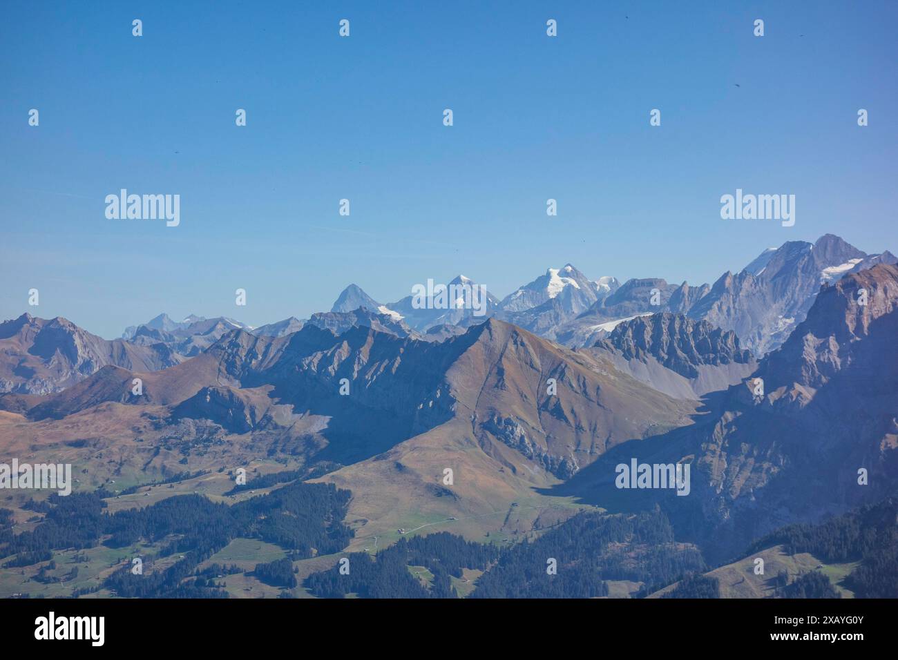 Panorama der Berggipfel unter klarem Himmel, teilweise mit Schnee bedeckt, Bündner, Schweiz Stockfoto