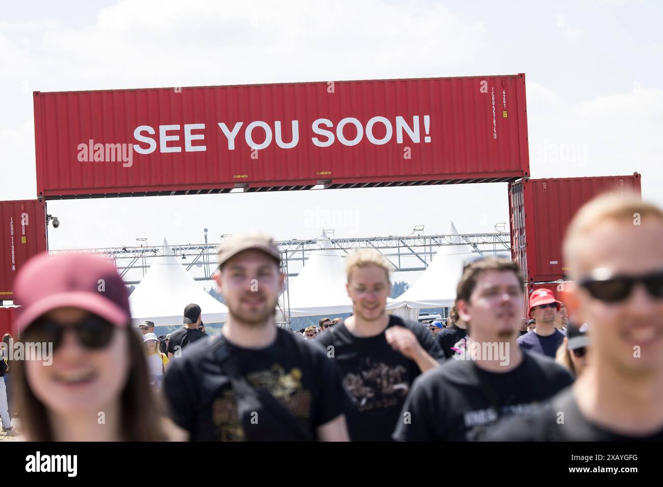 Festivalbesucher vor dem Eingang und Ausgang zum Infield mit der Inschrift bis bald! Beim Rock am Ring Festival, dem Nürburgring-Rennen Stockfoto