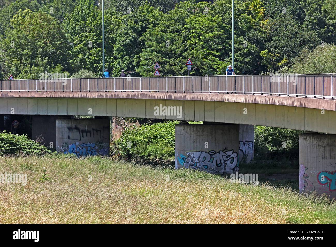 Brückenbauwerke in Nordrhein-Westfalen die Konrad-Adenauer-Brücke über der Ruhr und weiter als Marie-Juchacz-Straße als wichtiger Verbindungsweg im Ruhrtal zwischen der Innenstadt und den Vororten Essen Nordrhein-Westfalen Deutschland *** Brücken in Nordrhein-Westfalen die Konrad-Adenauer-Brücke über Ruhr und Marie die Juchacz-Straße als wichtige Verbindung im Ruhrtal zwischen der Innenstadt und den Vororten Essen Nord Rhein-Westfalen Deutschland Stockfoto
