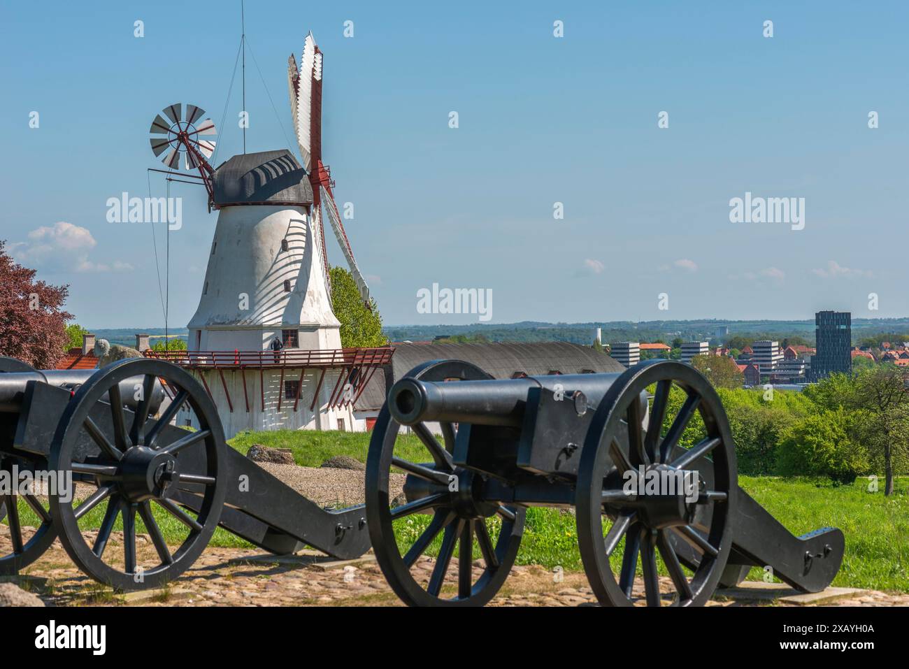Dybbol Molle, Dueppel Mill, Gedenkstätte für den Deutsch-Dänischen Krieg von 1864, Kanonen, Ansicht von Sonderburg, Südjütland, Dänemark Stockfoto