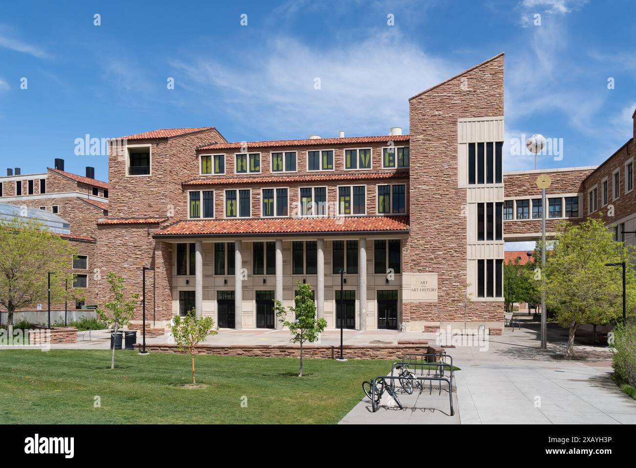 BOULDER, CO, USA - 12. MAI 2024: Art and Art History Building an der University of Colorado at Boulder. Stockfoto