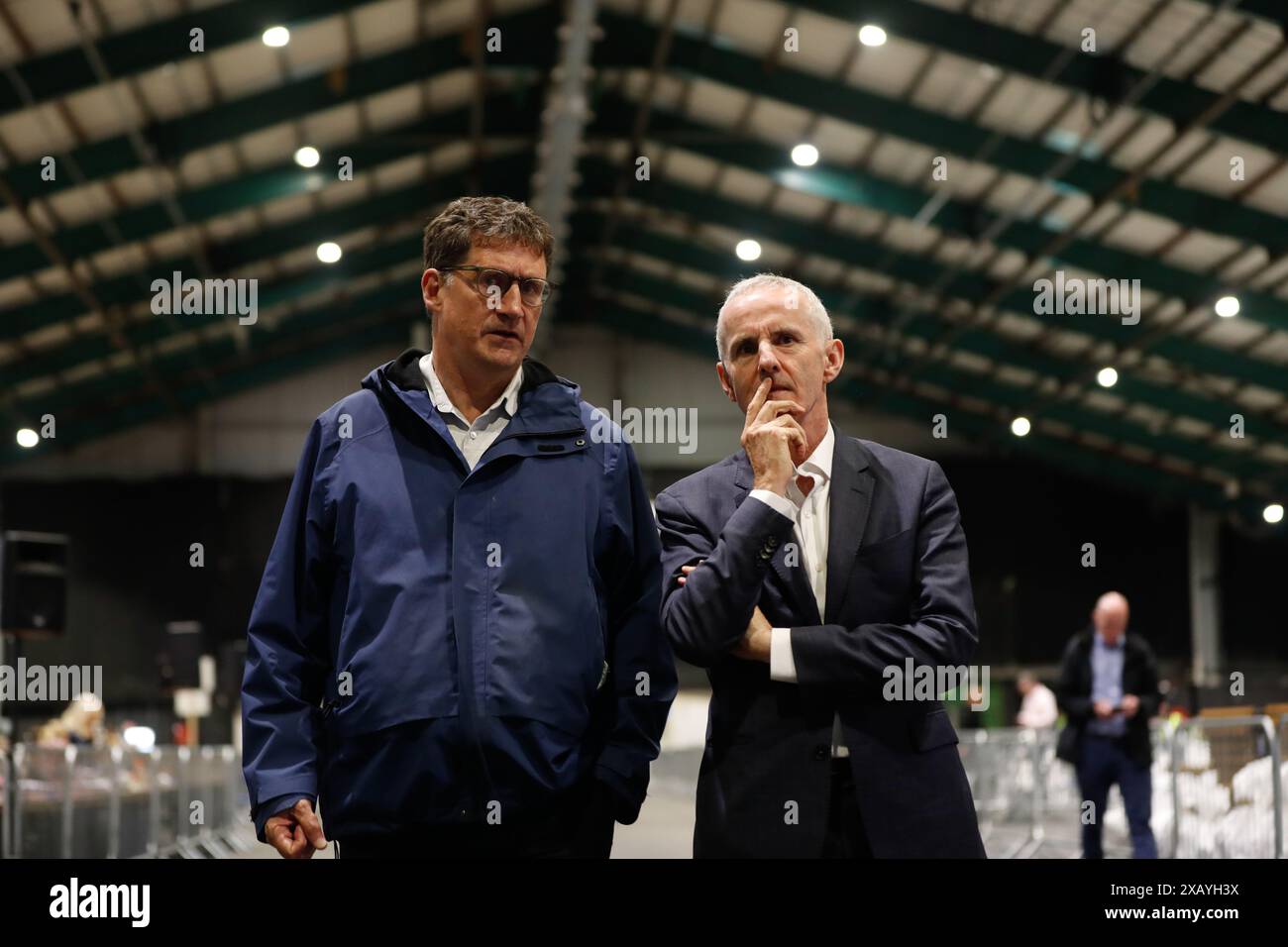 Eamon Ryan (links) und Ciaran Cuffe, Vorsitzender der Grünen Partei für die Europawahlen bei der Royal Dublin Society. Bilddatum: Sonntag, 9. Juni 2024. Stockfoto