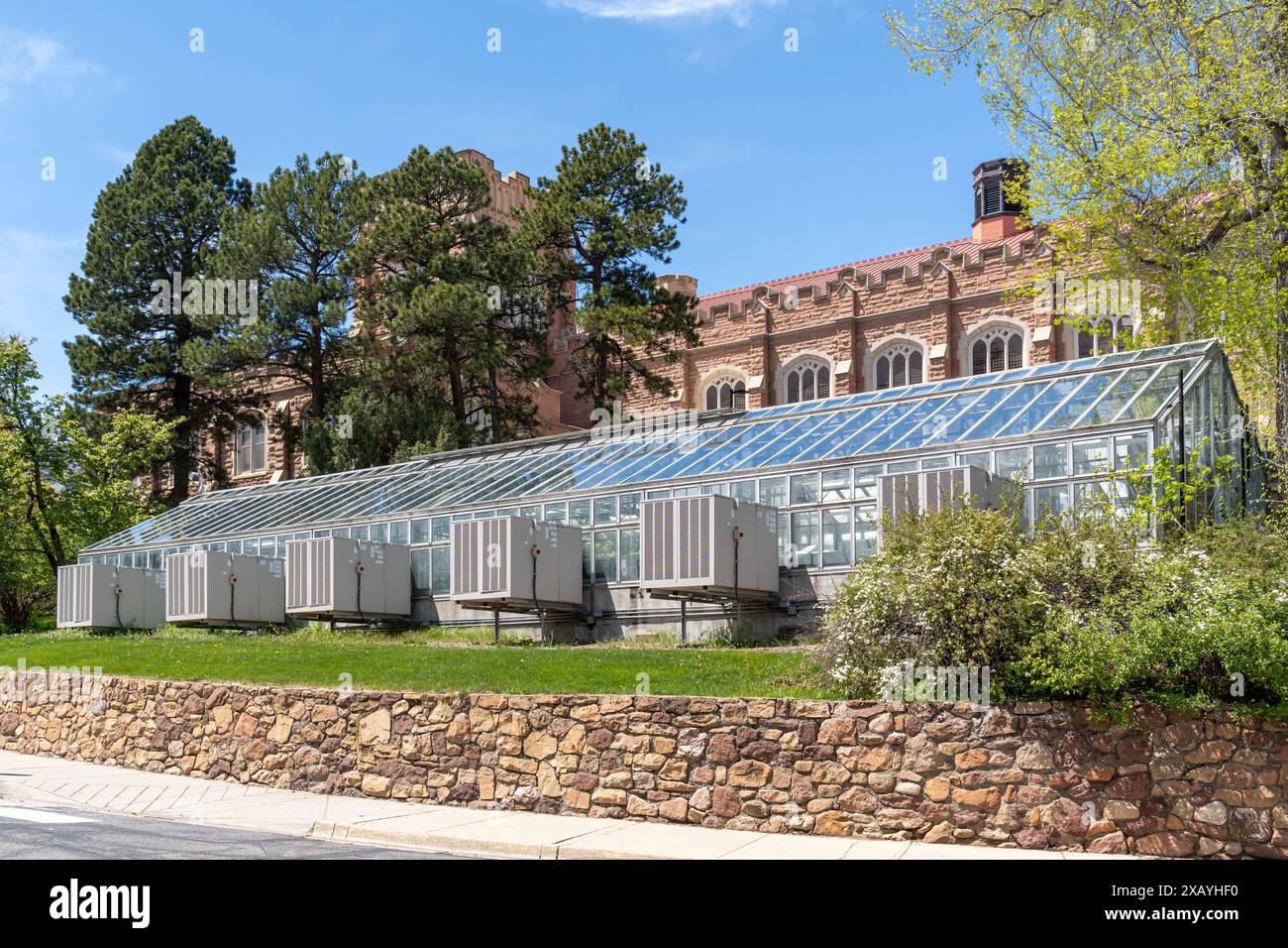 BOULDER, CO, USA – 12. MAI 2024: Gewächshaus für Ökologie und Evolutionsbiologie an der University of Colorado in Boulder. Stockfoto