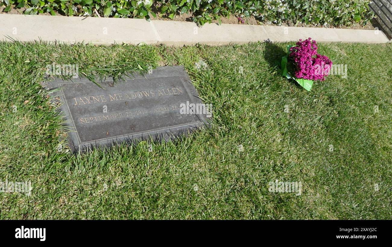 6. Juni 2024 Schauspielerin Jayne Meadows Grave und Komiker Steve Allen Unmarkiertes Grab im Court of Liberty, Gardens of Heritage im Forest Lawn Memorial Park Hollywood Hills am 6. Juni 2024 in Los Angeles, Kalifornien, USA. Foto: Barry King/Alamy Stock Photo Stockfoto