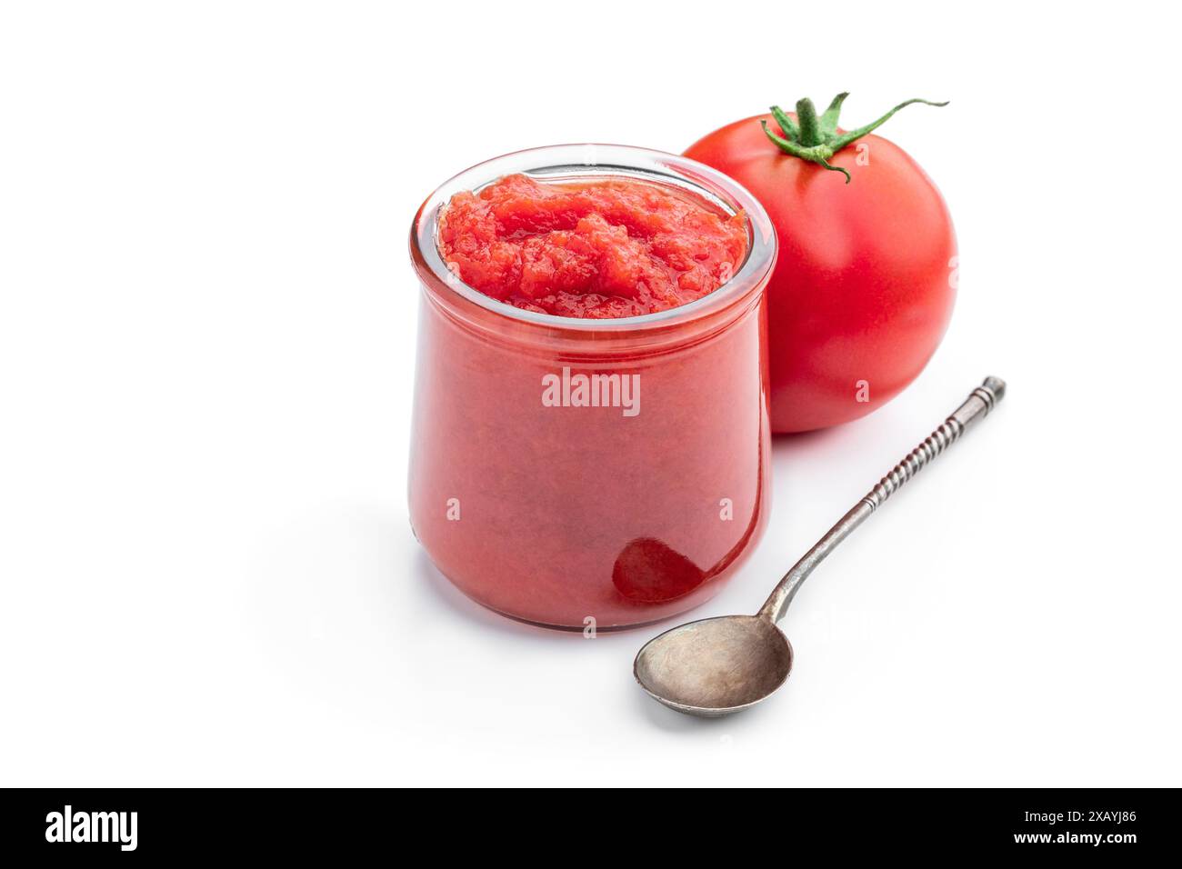 Leckere hausgemachte Tomatensauce im Glas und frisches Gemüse isoliert auf weißem Hintergrund Stockfoto Leckere hausgemachte Tomatensauce im Glas und frisches Gemüse isoliert auf weißem Hintergrund Stockfoto