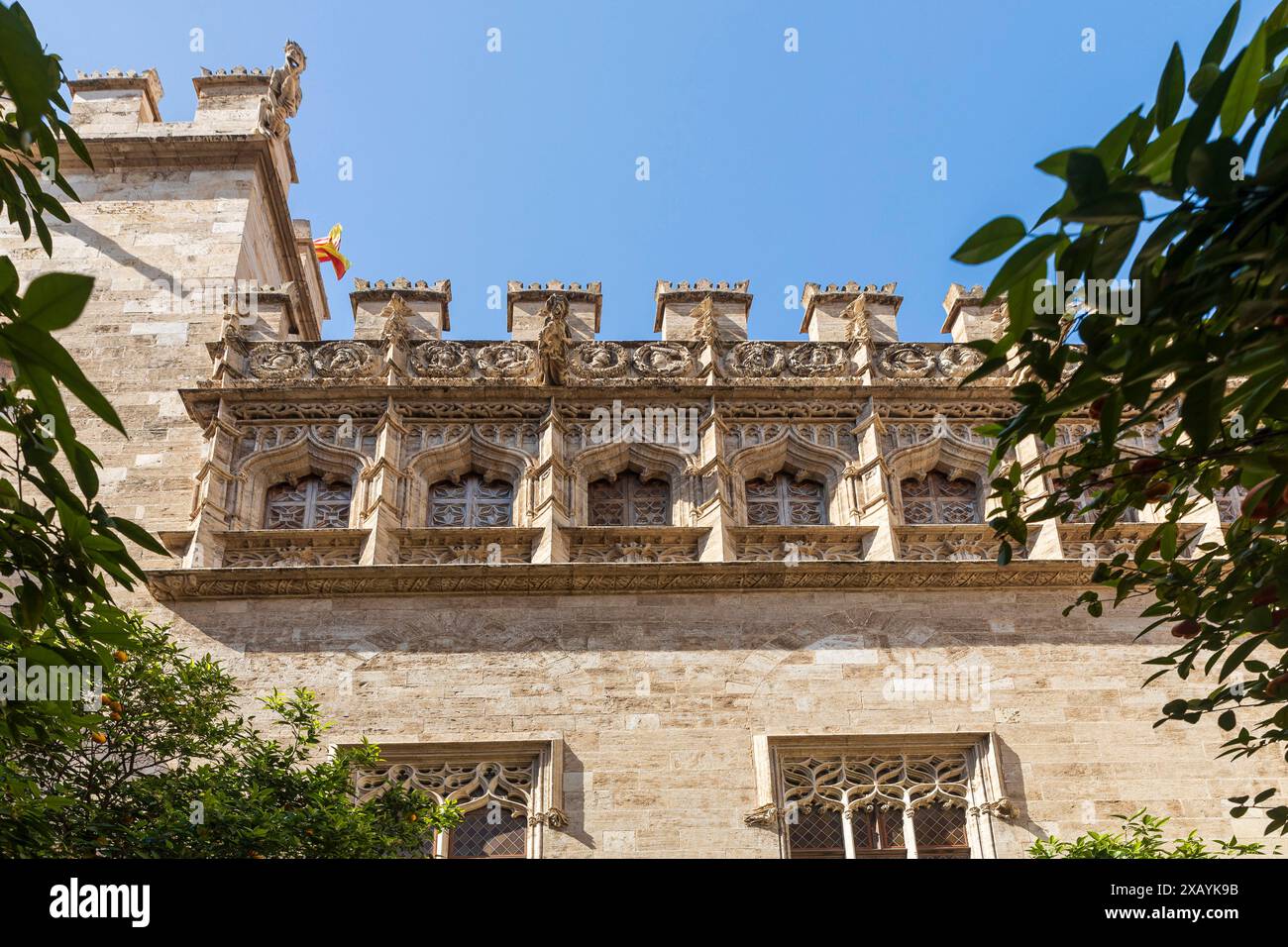 Valencia, Spanien - 20. April 2024. Die Fassade der Seidenbörse – Lonja de la Seda oder Llotja de la Seda – ist eine spätvalencianische Stadtmauer im gotischen Stil Stockfoto