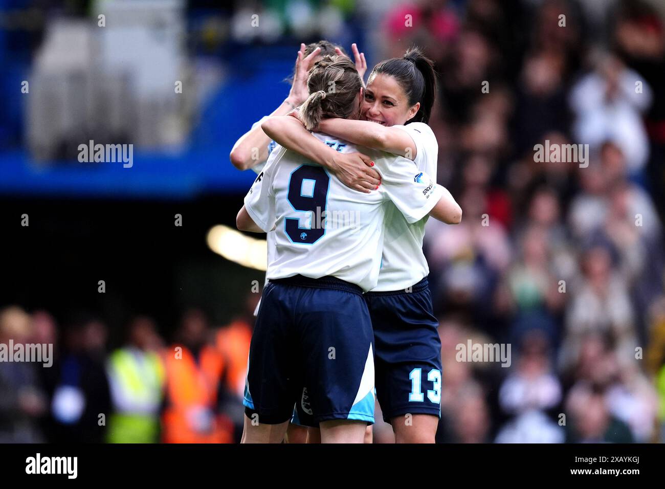 Die Englands Ellen White (links) feiert mit ihren Teamkollegen das zweite Tor des Spiels während der Soccer Aid für UNICEF 2024 in Stamford Bridge, London. Bilddatum: Sonntag, 9. Juni 2024. Stockfoto