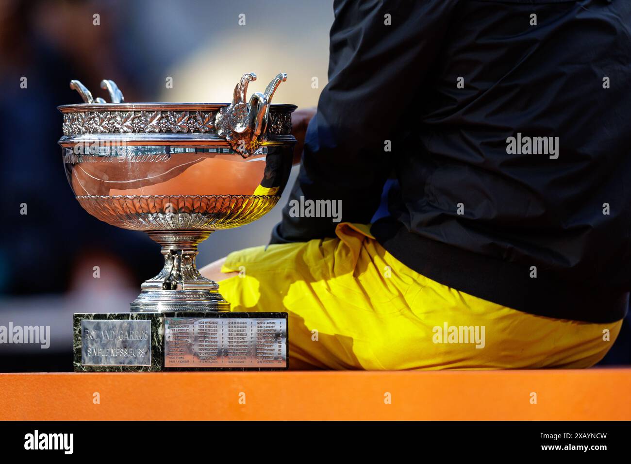 Paris, Frankreich. Juni 2024. Roland Garros, 9. Juni 2024: Carlos Alcaraz (ESP) mit dem Musketier-Cup bei den French Open 2024. Alamy Live News/Corleve Credit: Corleve/Alamy Live News Stockfoto