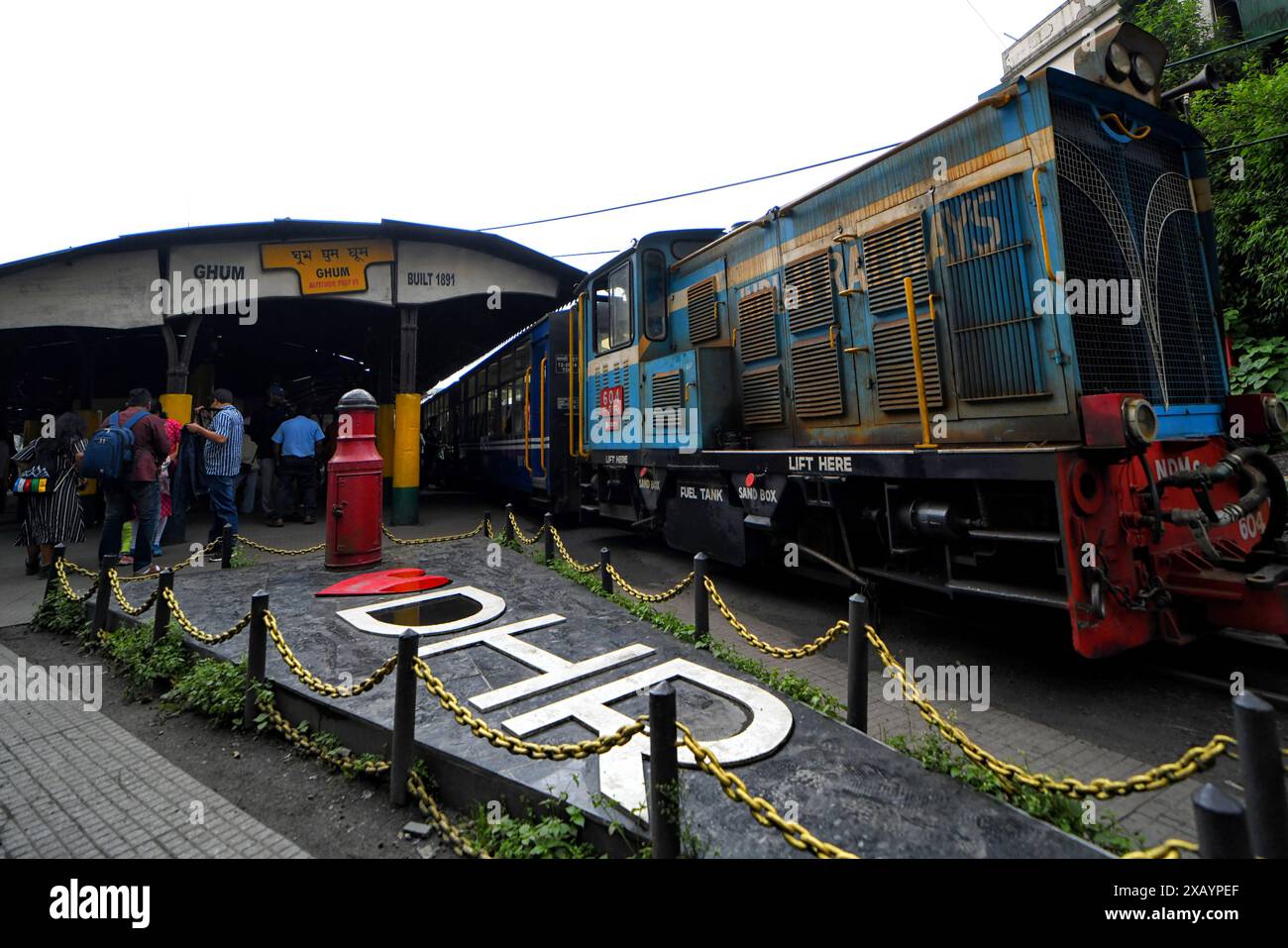 Ein Spielzeugzug am Bahnhof GHUM. Die Darjeeling Himalayan Railway, auch bekannt als „Toy Train“, ist ein Schmalspurzug und wurde zwischen 1879 und 1881 gebaut. Die Bahn bewegt sich auf eine Höhe von 2.200 Metern (7.218 ft). Vier moderne Diesellokomotiven übernehmen den Großteil des Linienverkehrs; die täglichen Touristenzüge von Darjeeling nach Ghum (dem höchsten Bahnhof Indiens) werden jedoch von den alten Dampflokomotiven der B-Klasse abgewickelt. DHR wurde 1999 von der UNESCO zum Weltkulturerbe erklärt. (Foto: Avishek das/SOPA Images/SIPA USA) Stockfoto