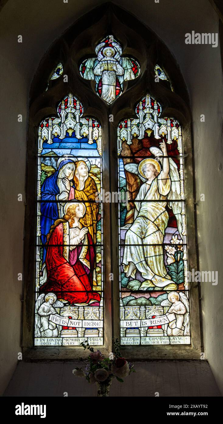 Buntes Buntglasfenster mit verschiedenen religiösen Szenen in gotischer Architektur St. Denys Church Stanford im Vale Stockfoto