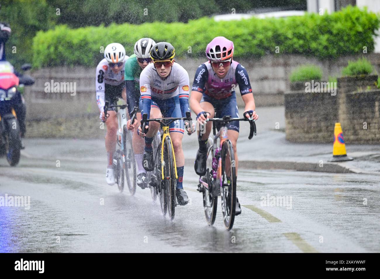 Manchester nach Leigh, Großbritannien, 9. Juni 2024. Lloyds Tour of Britain Womens Stage 4, Manchester to Leigh. Letizia Paternoster für das Team Liv Alula Jayco, Anna Henderson für die britische Nationalmannschaft, Lotte Kopecky für das Team SD Worx ProTime und GEORGI Pfeiffer Team DSM-Firmenich PostNL fahren in der letzten Tagespause. Quelle: Peter Goding/Alamy Live News Stockfoto