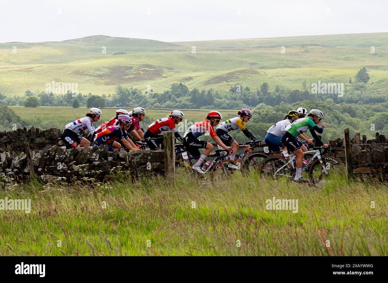 Manchester nach Leigh, Großbritannien, 9. Juni 2024. Lloyds Tour of Britain Womens Stage 4, Manchester to Leigh. Letizia Paternoster für das Team Liv Alula Jayco, Anna Henderson für die britische Nationalmannschaft, Lotte Kopecky für das Team SD Worx ProTime und GEORGI Pfeiffer Team DSM-Firmenich PostNL fahren in der letzten Tagespause. Quelle: Peter Goding/Alamy Live News Stockfoto