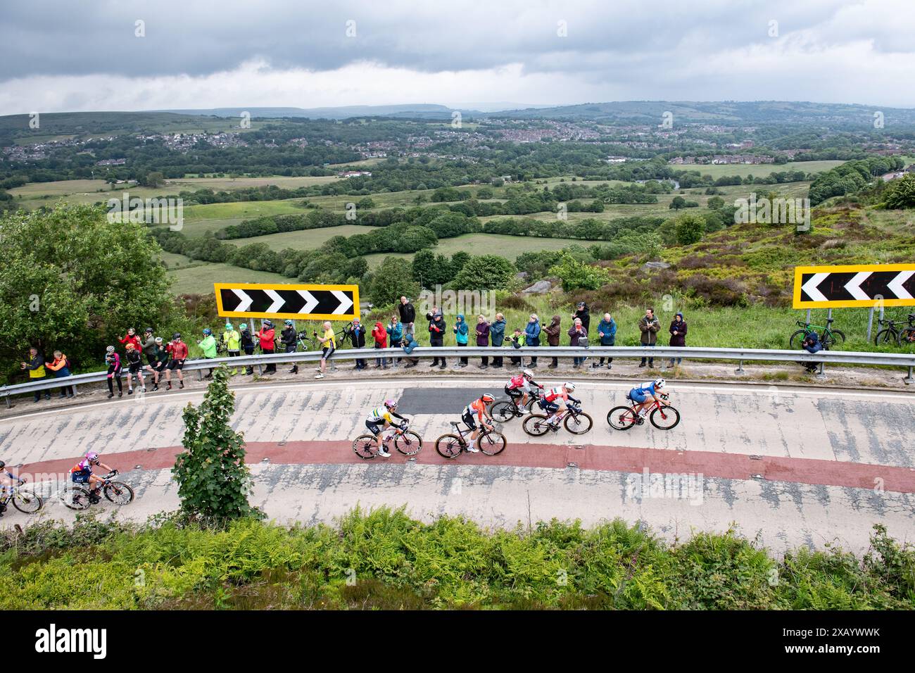Manchester nach Leigh, Großbritannien, 9. Juni 2024. Lloyds Tour of Britain Womens Stage 4, Manchester to Leigh. Elizabeth Deignan, die britische Nationalmannschaft Letizia Paternoster für Liv Alula Jayco, Anna Henderson für die britische Nationalmannschaft, Lotte Kopecky für die SD Worx ProTime und GEORGI Pfeiffer Team DSM-Firmenich PostNL fahren in der letzten Tagespause. Lorena Wiebes und Christine Majerus für Team SD Worx ProTime. Quelle: Peter Goding/Alamy Live News Stockfoto