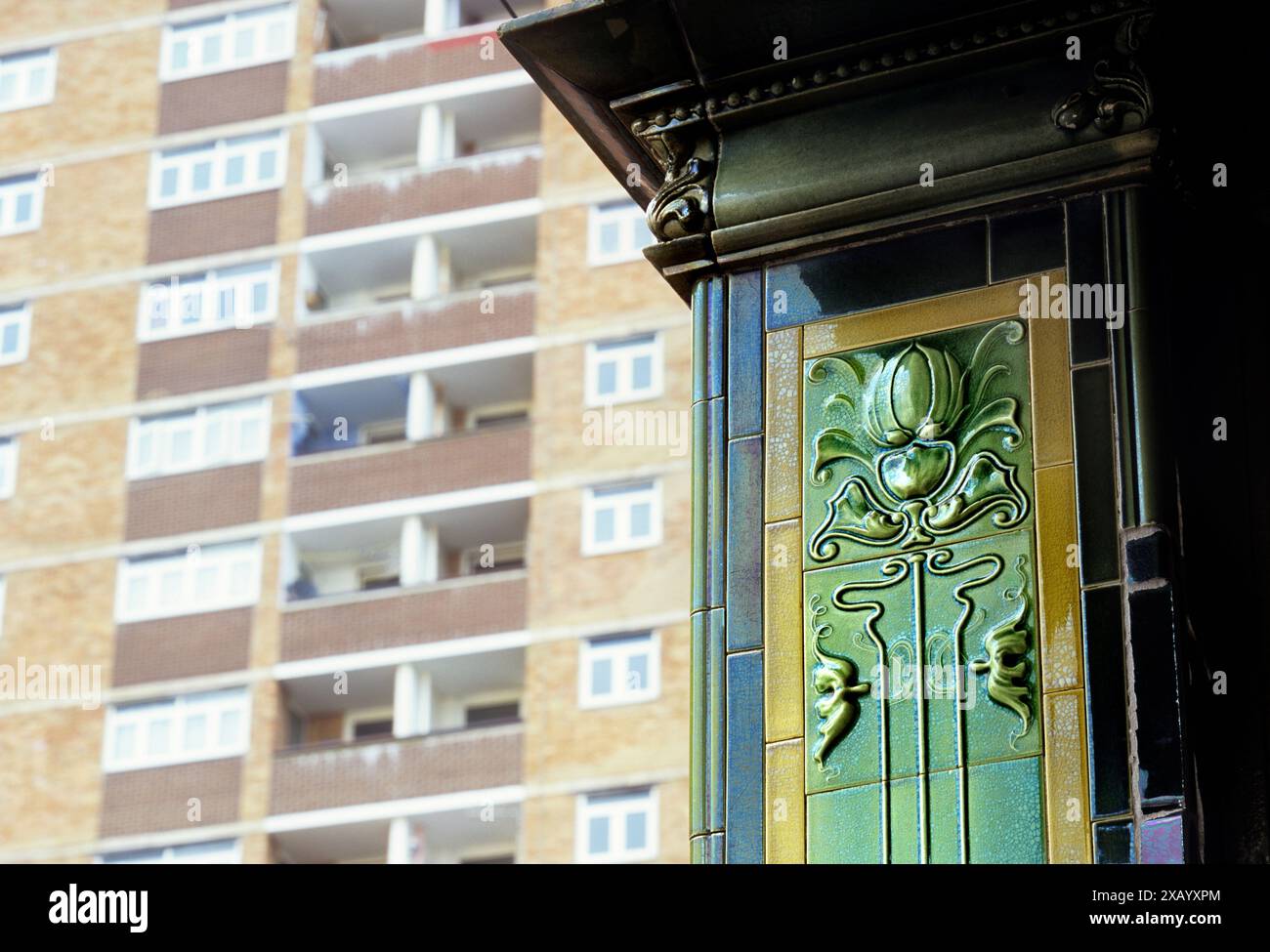Kontrastierende Architekturstile in Kemp Town Brighton: Kurvenreiche Jugendstilfliesen vor dem Hintergrund der geradlinigen Moderne. Stockfoto