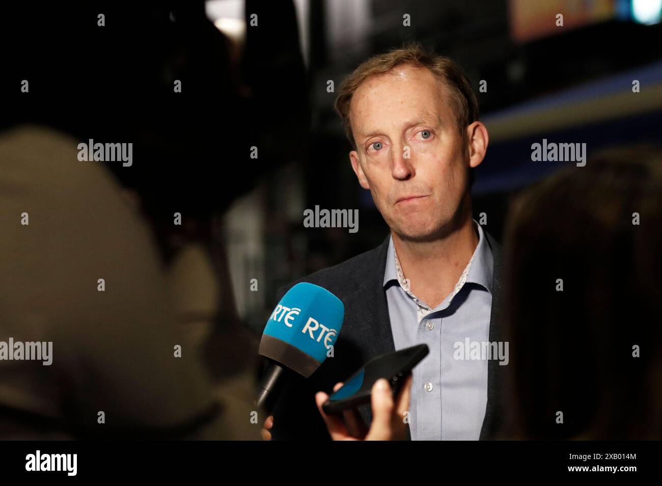 Barry Andrews, der Kandidat für die Europawahlen von Fine Gael, spricht mit den Medien der Royal Dublin Society während der Wahlzählung für die Kommunal- und Europawahlen. Bilddatum: Sonntag, 9. Juni 2024. Stockfoto