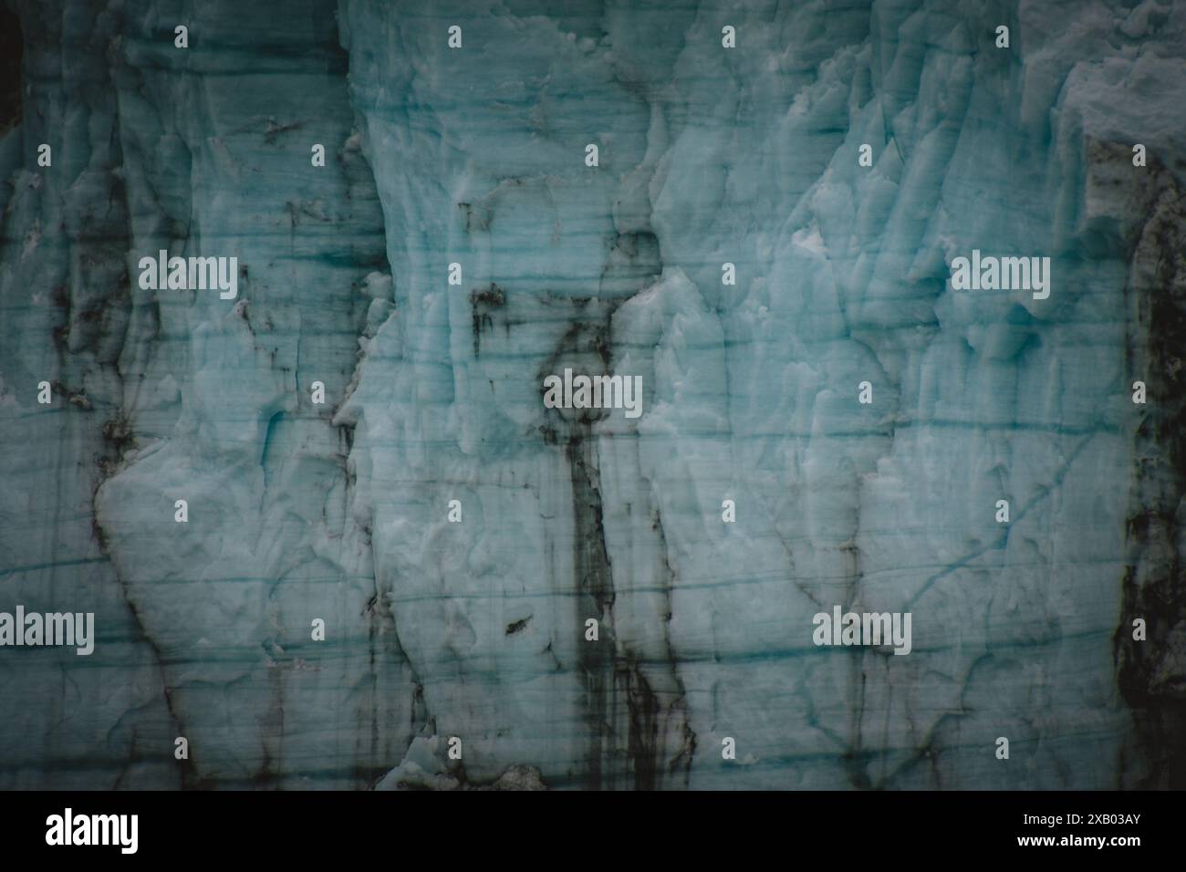 Nahaufnahme eines alaskischen Gletschers mit den komplizierten und atemberaubenden Texturen und Schattierungen des blauen Eises. Perfekt für Bildungsinhalte, Klimawandel Stockfoto