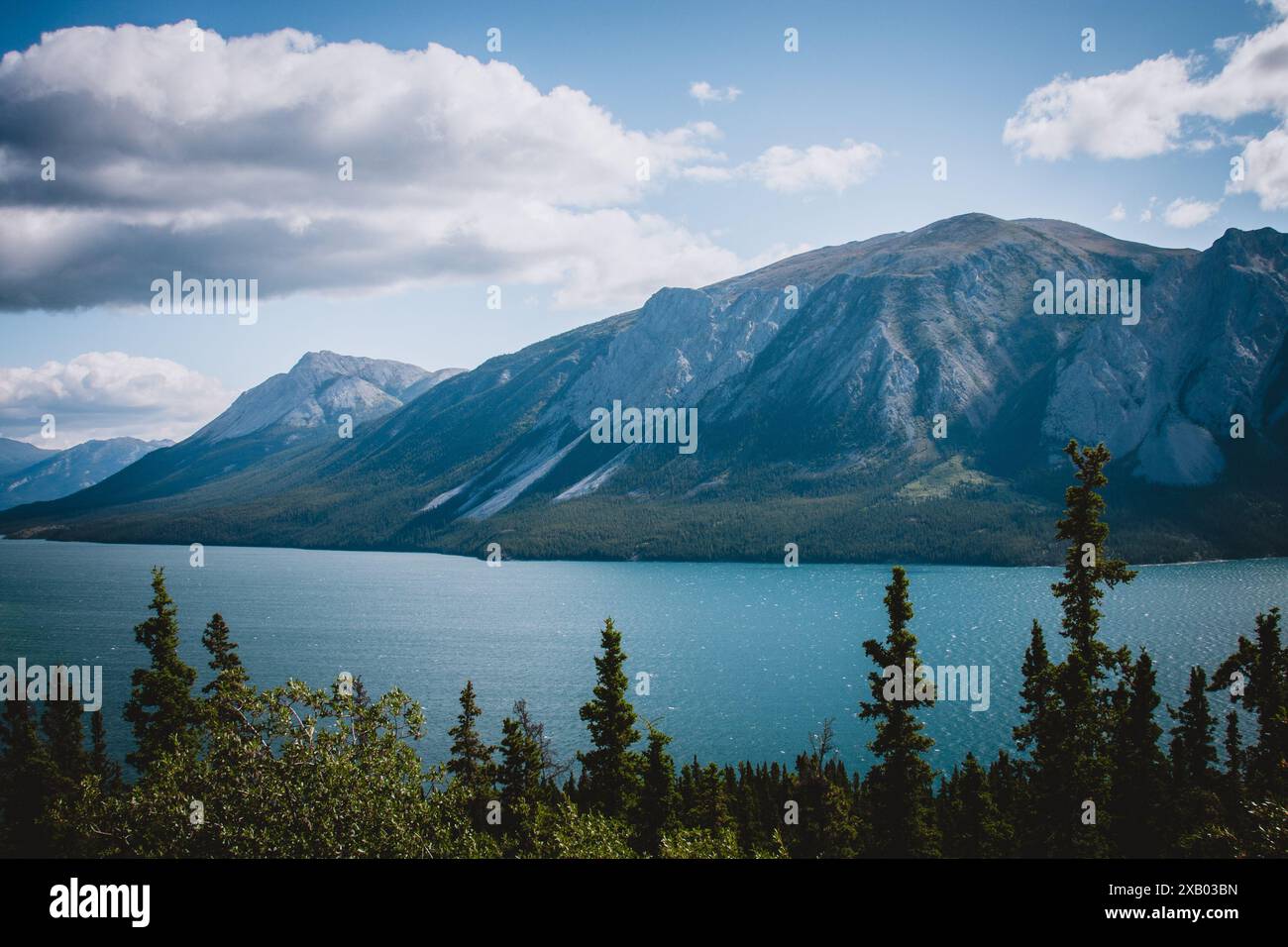 Atemberaubende Aussicht auf die majestätische Bergkette von British Columbia, die über dem ruhigen blauen Wasser thront und die unberührte Schönheit der Natur einfängt, ideal zum Erkunden Stockfoto