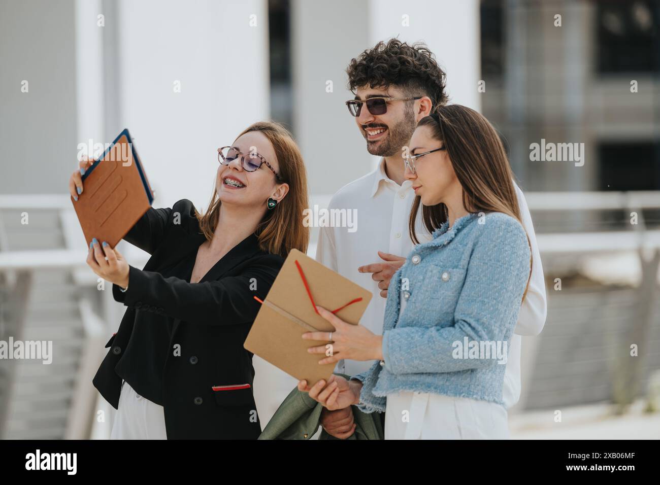Junge Geschäftskollegen machen ein Selfie außerhalb des Büros Stockfoto