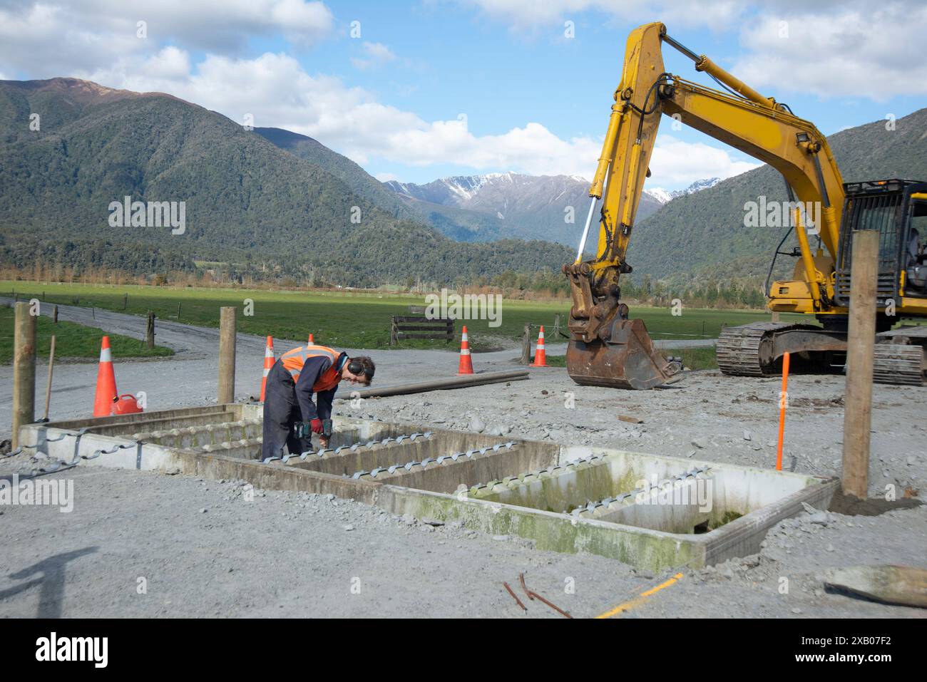 Ein Baumeister arbeitet am Bau einer Viehhaltung in einer Milchfarm im Haupiri Valley, Westküste, Neuseeland Stockfoto