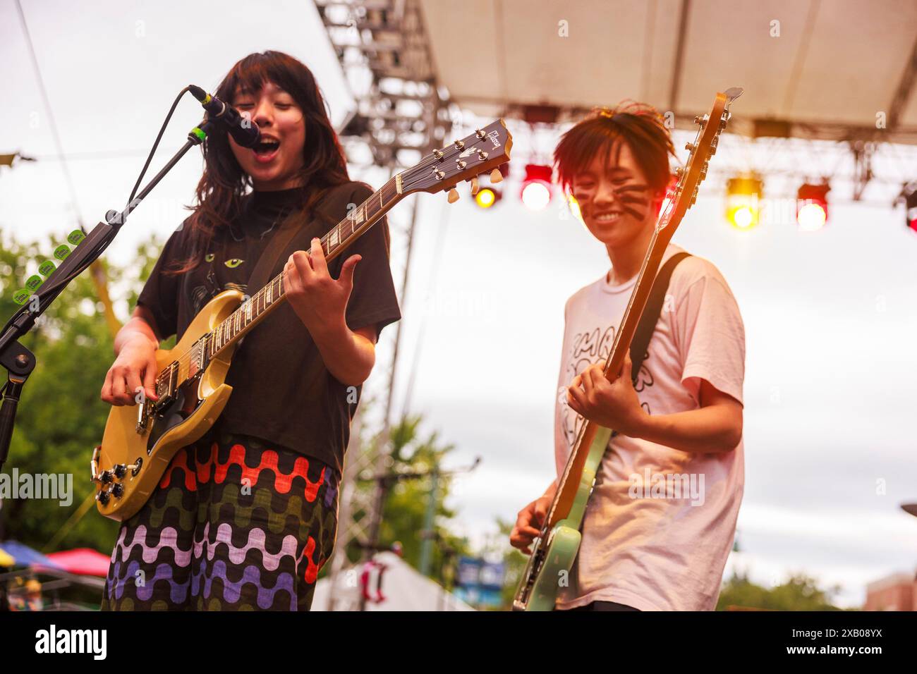 BLOOMINGTON, INDIANA – 8. JUNI: Die Linda Lindas treten während des Granfalloon Festivals am 8. Juni 2024 in Bloomington, Indiana auf. Das Granfalloon Festival ehrt den verstorbenen Indiana-Schriftsteller Kurt Vonnegut. Stockfoto