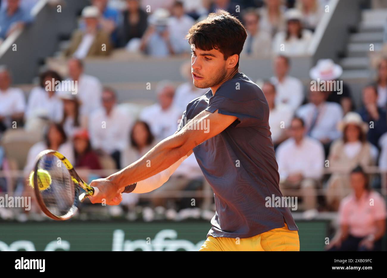 Paris, Frankreich. Juni 2024. Carlos Alvaraz aus Spanien spielt gegen Alexander Zverev aus Deutschland während des letzten Spiels bei den French Tennis Open in Roland Garros in Paris, Frankreich, am Sonntag, den 9. Juni 2024. Alvaraz gewann die French Open-Titel 3-6, 6-2, 7-5, 1-6, 2-6. Foto: Maya Vidon-White/UPI Credit: UPI/Alamy Live News Stockfoto