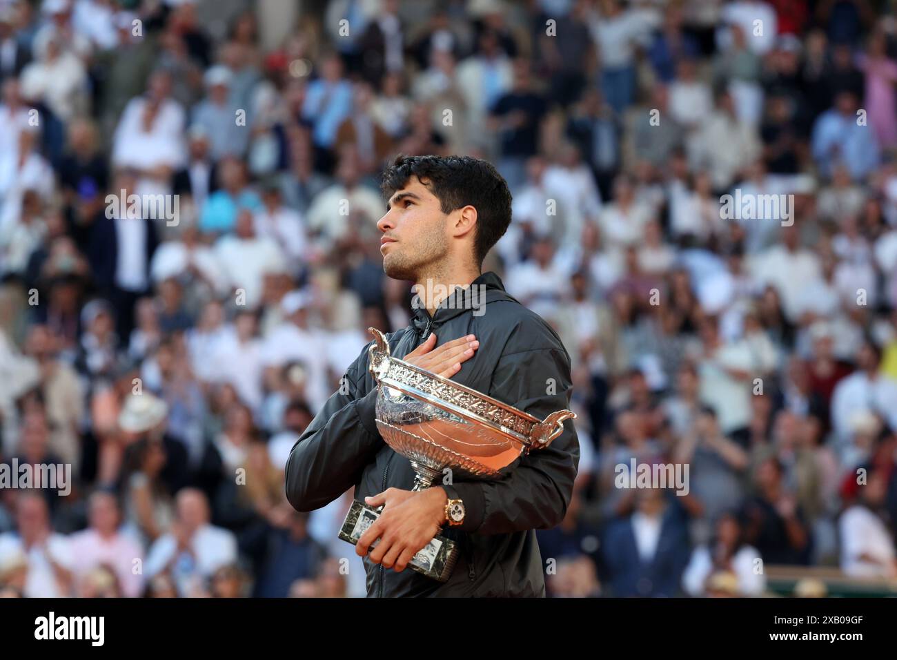 Paris, Frankreich. Juni 2024. Carlos Alvaraz aus Spanien hält seine Trophäe, als die Nationalhymne am Ende seines letzten Spiels gegen Alexander Zverev aus Deutschland bei den French Tennis Open in Roland Garros in Paris am Sonntag, den 9. Juni 2024, ausgestrahlt wird. Alvaraz gewann die French Open-Titel 3-6, 6-2, 7-5, 1-6, 2-6. Foto: Maya Vidon-White/UPI Credit: UPI/Alamy Live News Stockfoto