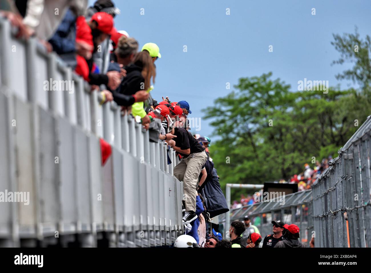 Montreal, Kanada. Juni 2024. Rennatmosphäre – Fans dringen am Ende des Rennens in die Rennstrecke ein. Formel-1-Weltmeisterschaft, Rd 9, großer Preis von Kanada, Sonntag, 9. Juni 2024. Montreal, Kanada. Quelle: James Moy/Alamy Live News Stockfoto