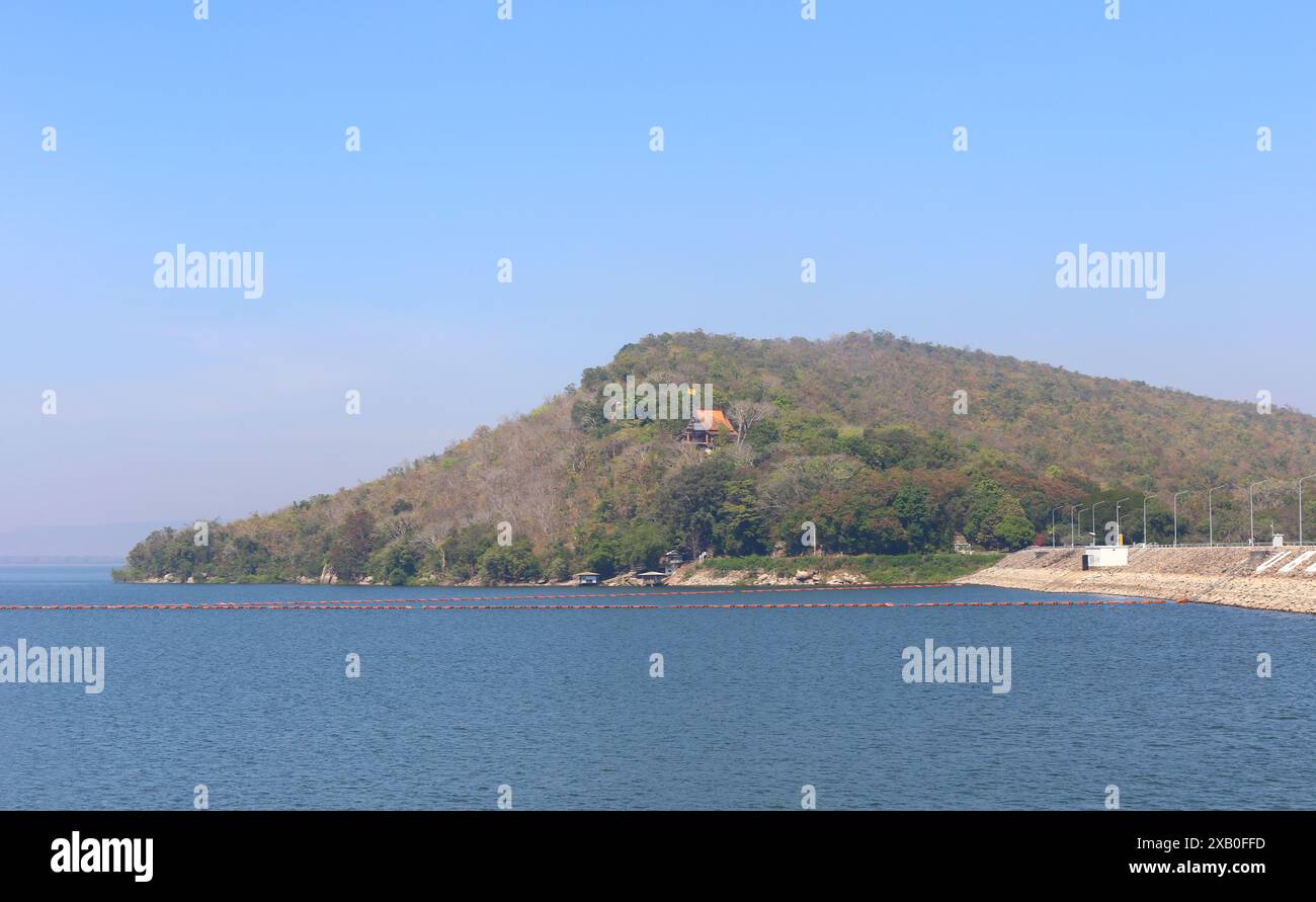 Blick auf den Ubonrat Damm tagsüber mit Sonnenlicht und klarem Wetter, großer Damm in Isaan Thailand befindet sich in der Provinz Khon Kaen. Stockfoto