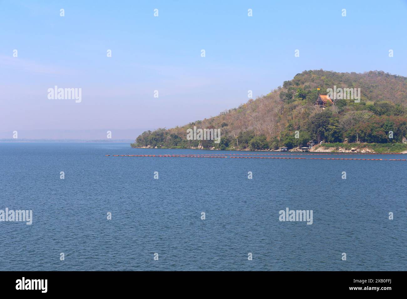 Blick auf den Ubonrat Damm tagsüber mit Sonnenlicht und klarem Wetter, großer Damm in Isaan Thailand befindet sich in der Provinz Khon Kaen. Stockfoto