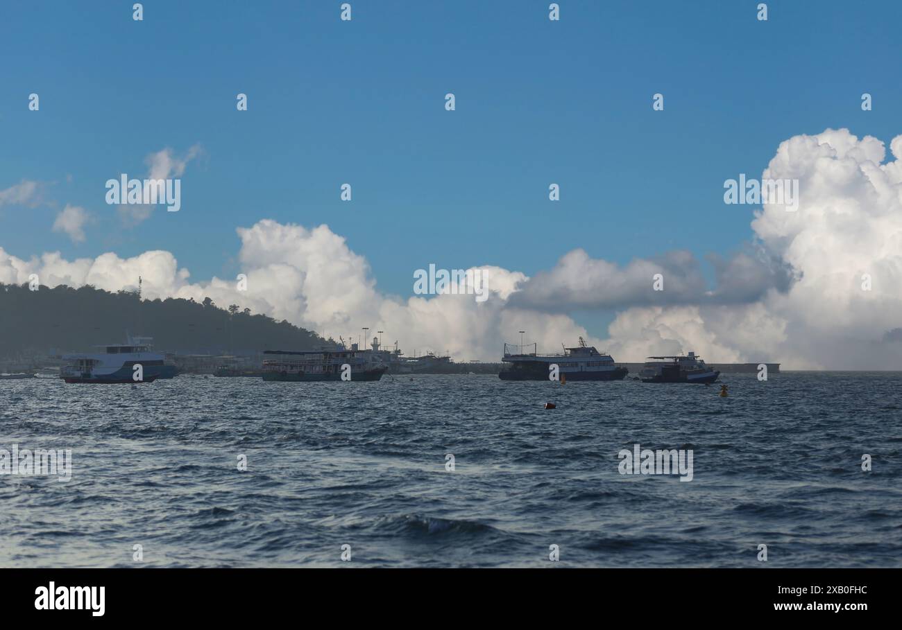 Schnellboot in pattaya Bucht in der Provinz Chonburi, Thailand, Seaside Views in Thailand, die beliebte Touristenziele sind. Stockfoto