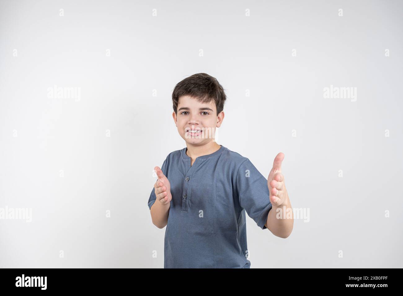 Lächelndes, 10-jähriges brasilianisches Kind mit Blick auf die Kamera 3. Stockfoto