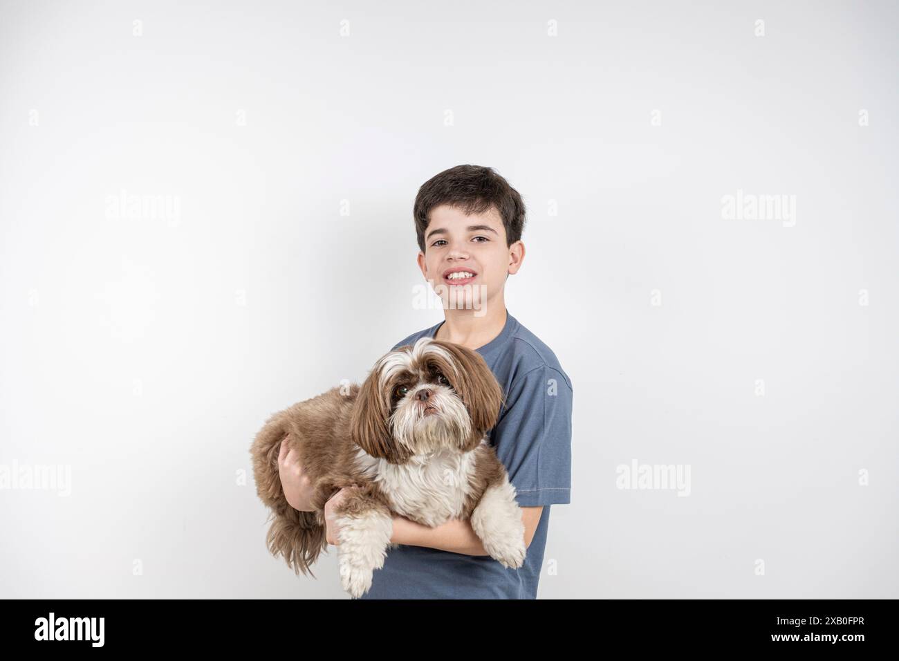 Lächelndes, 10-jähriges brasilianisches Kind mit Blick auf die Kamera 6. Stockfoto