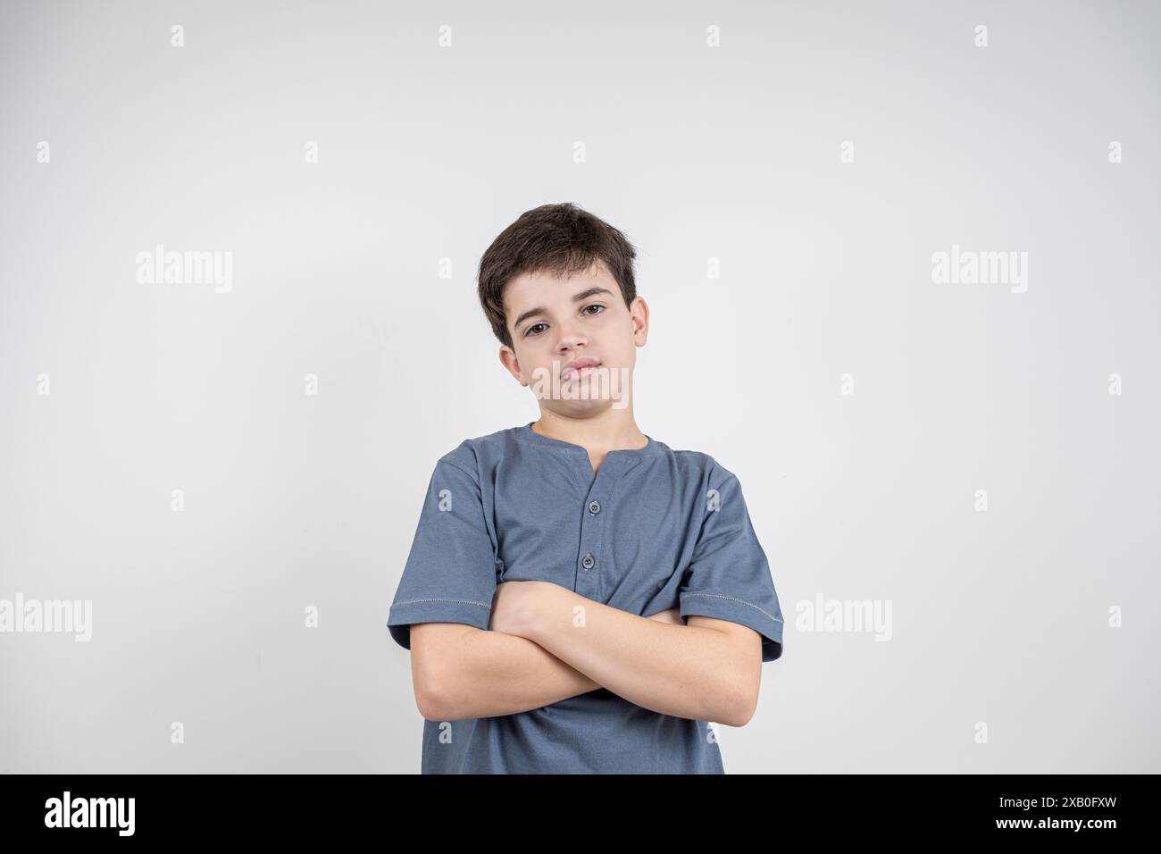 10-jähriger brasilianischer Junge ernst und mit Blick auf die Kamera 2. Stockfoto