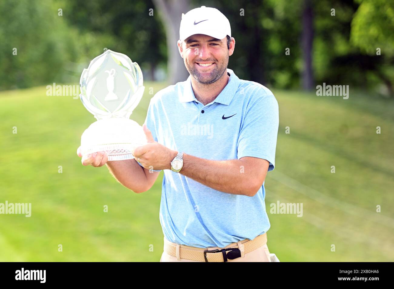 Dublin, Ohio, USA. Juni 2024. Scottie Scheffler (USA) hält die Gedenktrophäe, nachdem er das Memorial Tournament in Dublin (Ohio) gewonnen hatte. Brent Clark/Cal Sport Media (Bild: © Brent Clark/Cal Sport Media). Quelle: csm/Alamy Live News Stockfoto